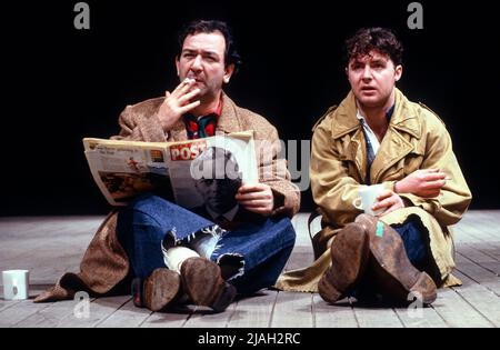 l-r: Ken Stott (Robert MacBryde), David O’Hara (Robert Colquhoun) in COLQUHOUN UND MACBRYDE von John Byrne am Royal Court Theatre, London SW1 22/09/1992 Design: John Byrne Beleuchtung: Gerry Jenkinson Regie: Lindsay Posner Stockfoto