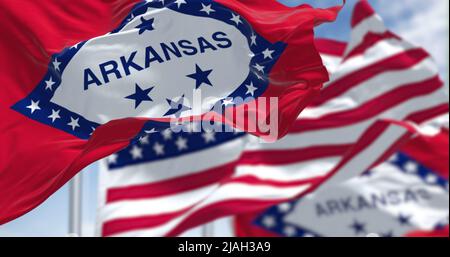 Die Flaggen des Bundesstaates Arkansas und der Vereinigten Staaten winken im Wind. Demokratie und Unabhängigkeit. US-Flagge Stockfoto