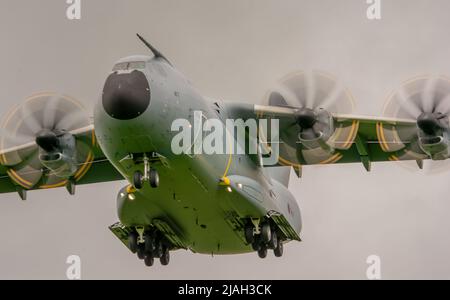 Der mächtige Atlas Doing Low Practice aus dem Jahr A400M nähert sich am Welshpool Airport in Mid Wales an. Stockfoto