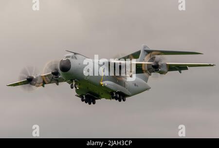 Der mächtige Atlas Doing Low Practice aus dem Jahr A400M nähert sich am Welshpool Airport in Mid Wales an. Stockfoto