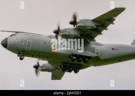 Der mächtige Atlas Doing Low Practice aus dem Jahr A400M nähert sich am Welshpool Airport in Mid Wales an. Stockfoto