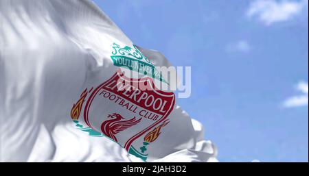 Liverpool, Großbritannien, 2022. Mai: Die Flagge des Liverpool Football Club winkt an einem klaren Tag im Wind. Liverpool F.C. ist ein professioneller Fußballverein mit Sitz in i Stockfoto