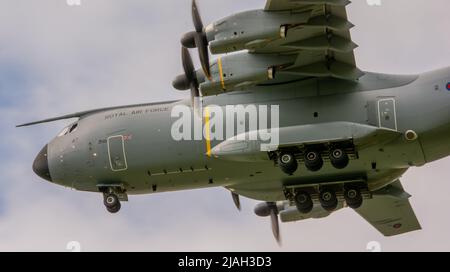 Der mächtige Atlas Doing Low Practice aus dem Jahr A400M nähert sich am Welshpool Airport in Mid Wales an. Stockfoto