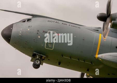 Der mächtige Atlas Doing Low Practice aus dem Jahr A400M nähert sich am Welshpool Airport in Mid Wales an. Stockfoto