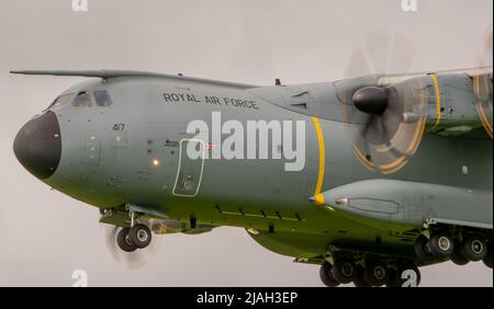 Der mächtige Atlas Doing Low Practice aus dem Jahr A400M nähert sich am Welshpool Airport in Mid Wales an. Stockfoto