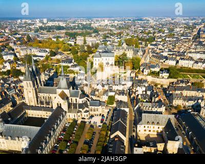 Königliches Schloss und Kirche des Hl. Nikolaus in Blois Stockfoto