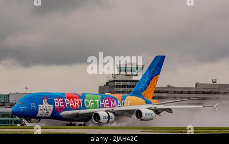 Das mächtige, farbenfrohe Flugzeug der emirates expo A380. Stockfoto