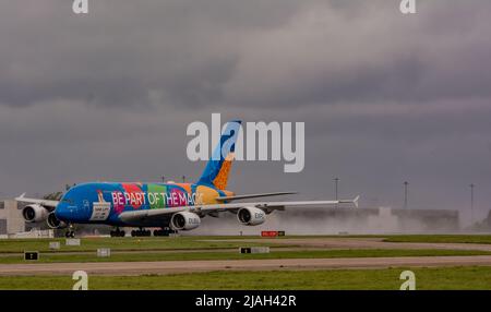 Das mächtige, farbenfrohe Flugzeug der emirates expo A380. Stockfoto