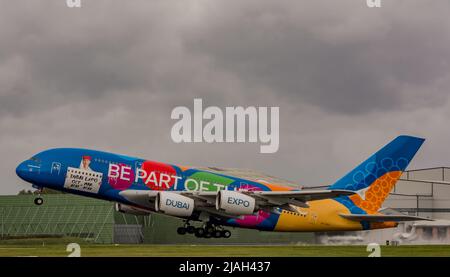 Das mächtige, farbenfrohe Flugzeug der emirates expo A380. Stockfoto