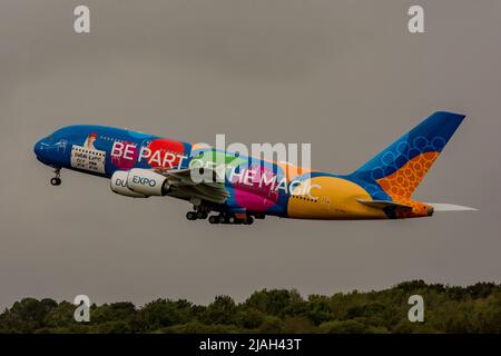 Das mächtige, farbenfrohe Flugzeug der emirates expo A380. Stockfoto