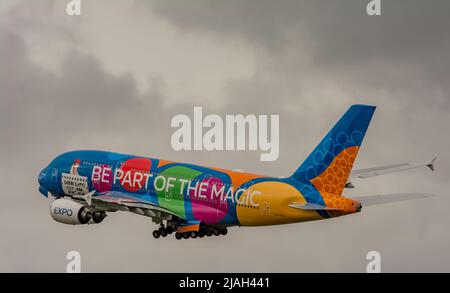 Das mächtige, farbenfrohe Flugzeug der emirates expo A380. Stockfoto