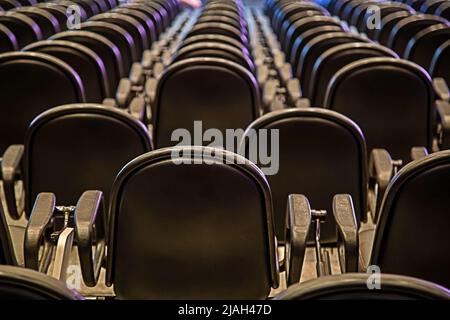 Goiânia, Goias, Brasilien – 26. Mai 2022: Detail leerer Stühle in einem Theater. Stockfoto