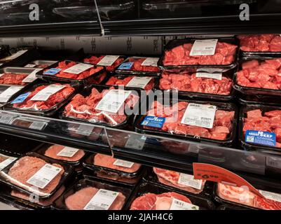 Mill Creek, WA USA - ca. Mai 2022: Schräg, selektiver Fokus auf Eintopf, verpackt in der Kühlabteilung eines Town and Country Lebensmittelgeschäftes. Stockfoto