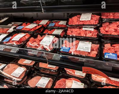 Mill Creek, WA USA - ca. Mai 2022: Schräg, selektiver Fokus auf Eintopf, verpackt in der Kühlabteilung eines Town and Country Lebensmittelgeschäftes Stockfoto