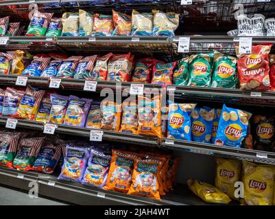 Mill Creek, WA USA - ca. Mai 2022: Abgewinkelte Ansicht von Tim's, Hawaiian, und legt Kartoffelchips zum Verkauf in einem Stadt- und Landmarkt. Stockfoto