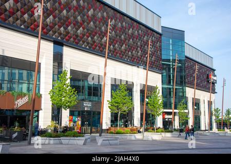 Cineworld und Restaurants bei Sonnenuntergang, Time Square, Warrington, Vereinigtes Königreich Stockfoto