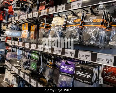 Lynnwood, WA USA - ca. Mai 2022: Angewinkelter, selektiver Fokus auf Gitarren-Picks zum Verkauf in einem Guitar Center Store Stockfoto