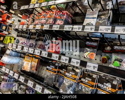 Lynnwood, WA USA - ca. Mai 2022: Angewinkelter, selektiver Fokus auf Gitarren-Picks zum Verkauf in einem Guitar Center Store. Stockfoto