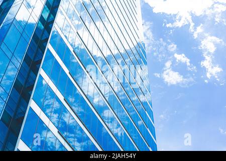 Unterseite Panoramablick und Blick auf Stahl blau Glas Hochhaus Wolkenkratzer, Business Konzept der erfolgreiche industrielle Architektur Stockfoto
