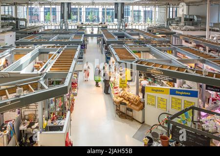 Imbissstände in der Halle am Warrington Market, Time Square, Warrington, Henshire, England, Vereinigtes Königreich Stockfoto