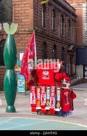 Liverpool Fußball-Souvenirkiosks am Brunnen von Warrington, Market Gate, Warrington, Keshire, England, Vereinigtes Königreich Stockfoto