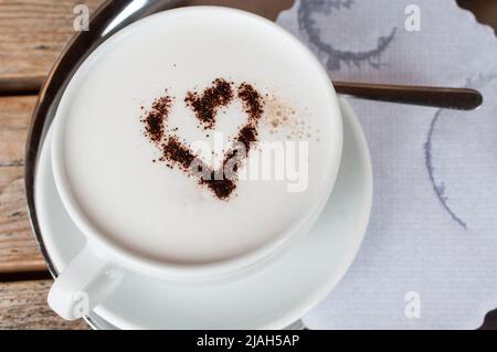 tasse Cappuccino in Form eines Herzens Stockfoto