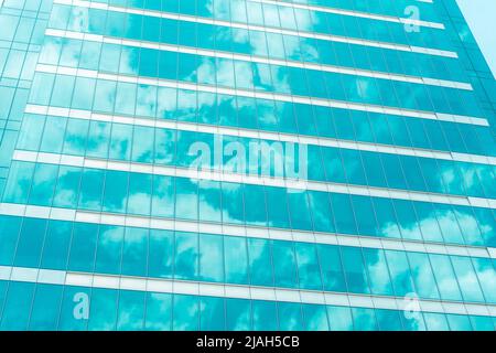 Unterseite Panoramablick und Blick auf Stahl blau Glas Hochhaus Wolkenkratzer, Business Konzept der erfolgreiche industrielle Architektur Stockfoto