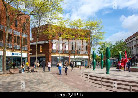 Busker singen am Brunnen von Warrington, Market Gate, Warrington, Henshire, England, Vereinigtes Königreich Stockfoto