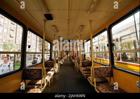 Gelber klassischer europäischer leerer Wagen mit altem Schulbus, Straßenbahn in Budapest Ungarn Europa Stockfoto