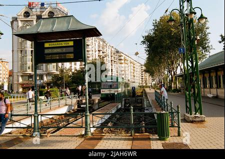 Alt timey, Stahl, traditionellen, klassischen ungarischen Bahnhof in Budapest Ungarn mit einem Zug leben den Bahnhof im Sommer - Bildschirm Stockfoto