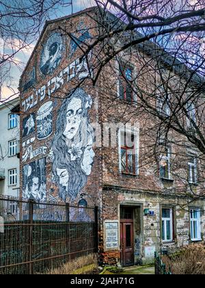 Wandgemälde an der Seitenwand des Stadthauses von Bosaki. Das Gemälde wurde vom israelischen Street Art Kollektiv Broken Fingaz aus Haifa geschaffen. Stockfoto