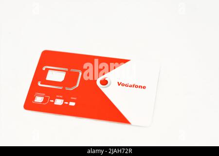 Kairo, Ägypten, Mai 25 2022: Vodafone sim-Karten-Unterstützung isoliert auf weißem Hintergrund, Mini-, Mikro- und Nano-sim-Karten, Vodafone ist ein multinationales Handy Stockfoto
