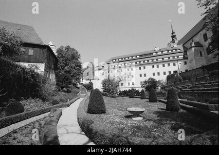 Schöner leerer Schlossgarten während der Sommerzeit in Deutschland in schwarz-weiß lokiert Stockfoto
