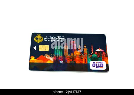 Kairo, Ägypten, Mai 25 2022: Selektiver Fokus der Banque Misr oder der ägyptischen Bank Prepaid Meeza Debitkarten-Banking-Dienste auf weißem Hintergrund isoliert Stockfoto