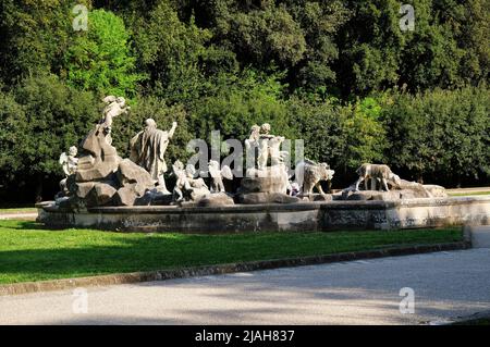 Der wunderschöne Brunnen von Venus und Adon im Park des Königspalastes von Caserta Stockfoto