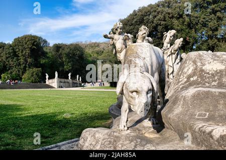 Der wunderschöne Brunnen von Venus und Adon im Park des Königspalastes von Caserta Stockfoto