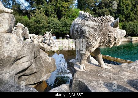 Der wunderschöne Brunnen von Venus und Adon im Park des Königspalastes von Caserta Stockfoto