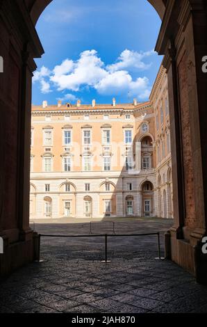 Die Außenfassade façade des Königspalastes von Caserta stellt den Triumph des italienischen Barock dar, ein Meisterwerk, das Teil der UNESCO ist. Stockfoto