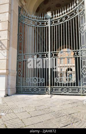 Die Außenfassade façade des Königspalastes von Caserta stellt den Triumph des italienischen Barock dar, ein Meisterwerk, das Teil der UNESCO ist. Stockfoto