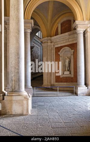 Die Außenfassade façade des Königspalastes von Caserta stellt den Triumph des italienischen Barock dar, ein Meisterwerk, das Teil der UNESCO ist. Stockfoto