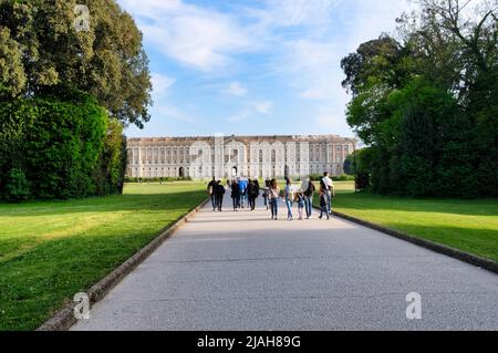 Die Außenfassade façade des Königspalastes von Caserta stellt den Triumph des italienischen Barock dar, ein Meisterwerk, das Teil der UNESCO ist. Stockfoto