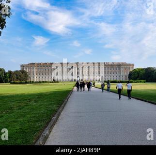 Die Außenfassade façade des Königspalastes von Caserta stellt den Triumph des italienischen Barock dar, ein Meisterwerk, das Teil der UNESCO ist. Stockfoto