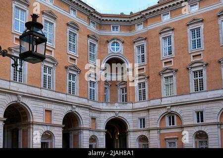 Die Außenfassade façade des Königspalastes von Caserta stellt den Triumph des italienischen Barock dar, ein Meisterwerk, das Teil der UNESCO ist. Stockfoto