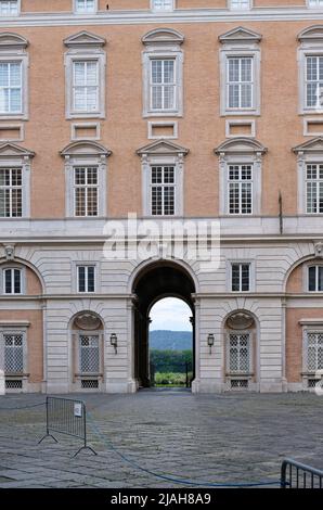 Die Außenfassade façade des Königspalastes von Caserta stellt den Triumph des italienischen Barock dar, ein Meisterwerk, das Teil der UNESCO ist. Stockfoto