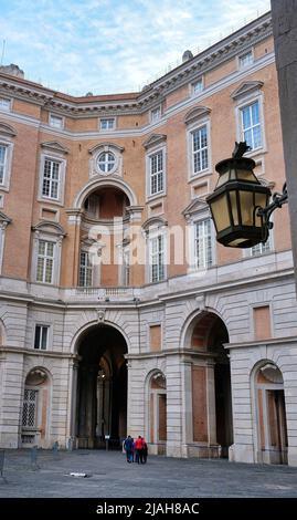 Die Außenfassade façade des Königspalastes von Caserta stellt den Triumph des italienischen Barock dar, ein Meisterwerk, das Teil der UNESCO ist. Stockfoto