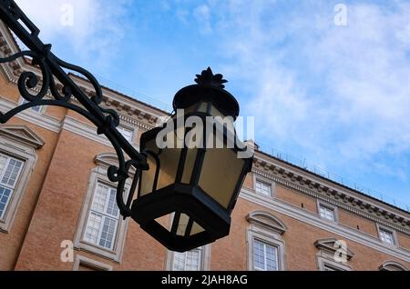 Die Außenfassade façade des Königspalastes von Caserta stellt den Triumph des italienischen Barock dar, ein Meisterwerk, das Teil der UNESCO ist. Stockfoto