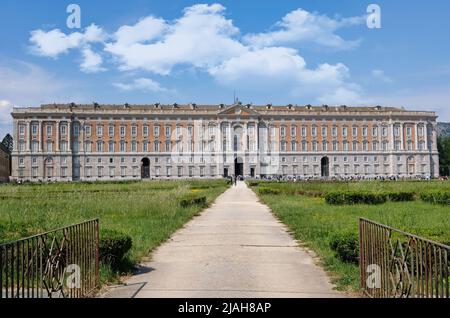 Die Außenfassade façade des Königspalastes von Caserta stellt den Triumph des italienischen Barock dar, ein Meisterwerk, das Teil der UNESCO ist. Stockfoto