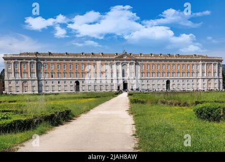 Die Außenfassade façade des Königspalastes von Caserta stellt den Triumph des italienischen Barock dar, ein Meisterwerk, das Teil der UNESCO ist. Stockfoto