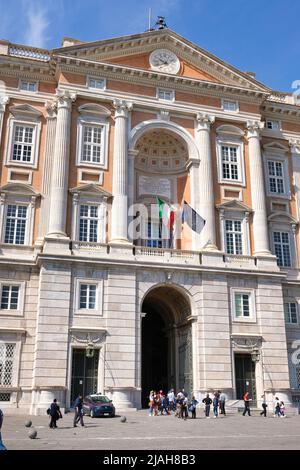 Die Außenfassade façade des Königspalastes von Caserta stellt den Triumph des italienischen Barock dar, ein Meisterwerk, das Teil der UNESCO ist. Stockfoto