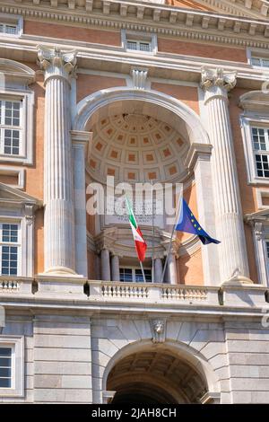 Die Außenfassade façade des Königspalastes von Caserta stellt den Triumph des italienischen Barock dar, ein Meisterwerk, das Teil der UNESCO ist. Stockfoto